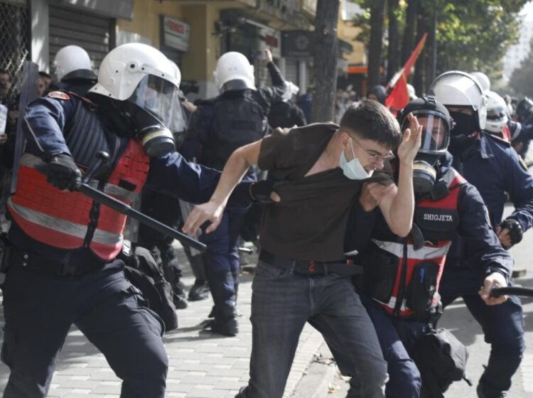 “Arrestoje, por mos e qëllo në kokë!” Prindërit e protestuesve denoncojnë dhunën policore