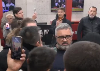 Tensione në Serbi, mbështetësit e Listës së Studentëve hyjnë me forcë në televizionin pro Vuçiçit