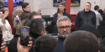 Tensione në Serbi, mbështetësit e Listës së Studentëve hyjnë me forcë në televizionin pro Vuçiçit