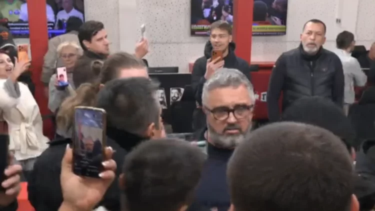 Tensione në Serbi, mbështetësit e Listës së Studentëve hyjnë me forcë në televizionin pro Vuçiçit