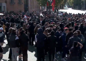 Dita e katërt e protestës në kryeqytet, nis grumbullimi i protestuesve në Sheshin Skënderbej