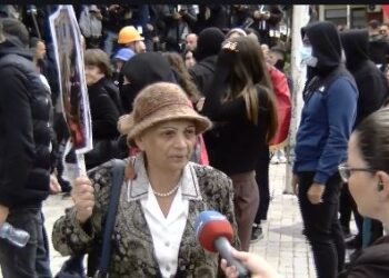 “Mos i bëni nënat me lot!”: E moshuara u drejtohet policëve: Dilni të parët në protestë, mos e shisni veten për 2500 euro