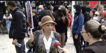 “Mos i bëni nënat me lot!”: E moshuara u drejtohet policëve: Dilni të parët në protestë, mos e shisni veten për 2500 euro