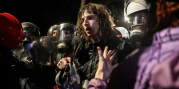 ‘Shqipëria ndodhet nën diktaturë’/ Gazeta franceze: Përçmimi i Ramës dhe dhuna policore ndezin revoltën e të rinjve
