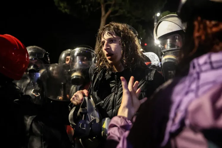 ‘Shqipëria ndodhet nën diktaturë’/ Gazeta franceze: Përçmimi i Ramës dhe dhuna policore ndezin revoltën e të rinjve