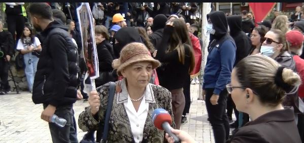 “Mos i bëni nënat me lot!” E moshuara u drejtohet policëve: Dilni të parët në protestë, mos e shisni veten për 2500 euro