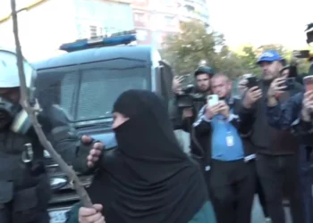 E moshuara e maskuar godet efektivët me shkop gjatë protestës: Rama ju paguan për të vrarë të rinjtë