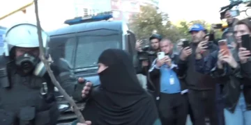 E moshuara e maskuar godet efektivët me shkop gjatë protestës: Rama ju paguan për të vrarë të rinjtë