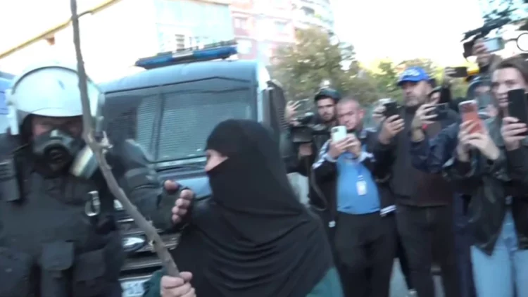 E moshuara e maskuar godet efektivët me shkop gjatë protestës: Rama ju paguan për të vrarë të rinjtë