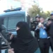 E moshuara e maskuar godet efektivët me shkop gjatë protestës: Rama ju paguan për të vrarë të rinjtë