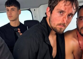 (VIDEO)Në furgonin e policisë i gjakosur – Ky është studenti Klevin Metaj që u përballë me 6 efektivë të FNSH-së