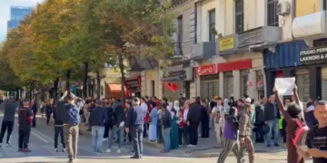 Studentët thirrje prindërve: Siç e hodhët ju diktatorin Hoxha, na ndihmoni ta hedhim edhe ne diktatorin Rama
