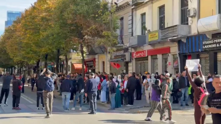Studentët thirrje prindërve: Siç e hodhët ju diktatorin Hoxha, na ndihmoni ta hedhim edhe ne diktatorin Rama