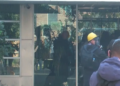 Tensionohet situata, protestuesit sulmojnë me gurë selinë e PS. Policia përgjigjet me gaz lotsjellës dhe ujë me presion