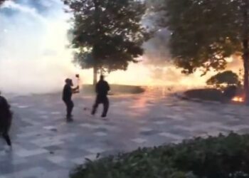 Protestuesit shënjestrojnë selinë e PS, të rinjtë i hedhin fishekzjarrë! Policia mbron godinën