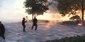 Protestuesit shënjestrojnë selinë e PS, të rinjtë i hedhin fishekzjarrë! Policia mbron godinën