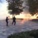 Protestuesit shënjestrojnë selinë e PS, të rinjtë i hedhin fishekzjarrë! Policia mbron godinën