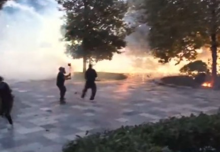Protestuesit shënjestrojnë selinë e PS, të rinjtë i hedhin fishekzjarrë! Policia mbron godinën