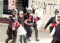 Kishte bërë pazarin për shtëpi/ Me qumësht dhe portokalle me vete, pesë efektivë rrethojnë qytetarin: Më shoqëruan se u thash po helmoni shqiptarët