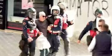 Kishte bërë pazarin për shtëpi/ Me qumësht dhe portokalle me vete, pesë efektivë rrethojnë qytetarin: Më shoqëruan se u thash po helmoni shqiptarët