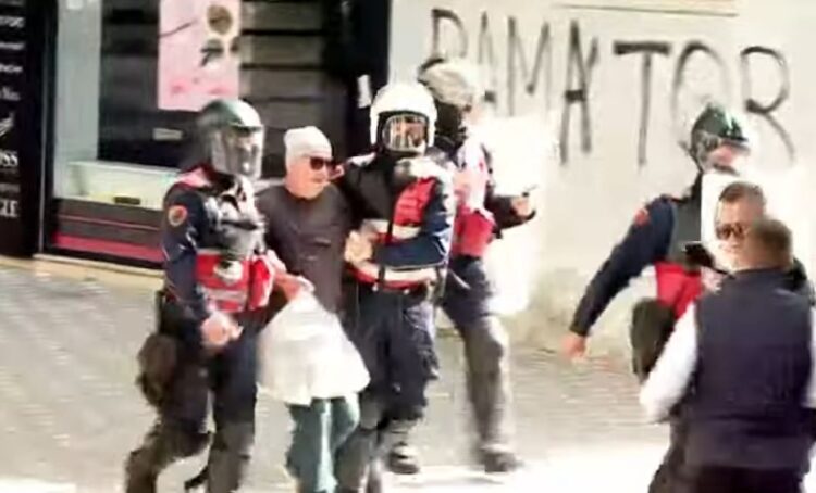 Kishte bërë pazarin për shtëpi/ Me qumësht dhe portokalle me vete, pesë efektivë rrethojnë qytetarin: Më shoqëruan se u thash po helmoni shqiptarët
