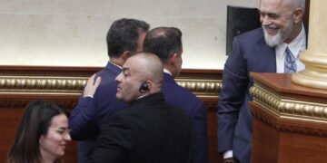 Rama shtypi zërat kritikë brenda PS për hartën e re territoriale, i paralajmëroi me përjashtim