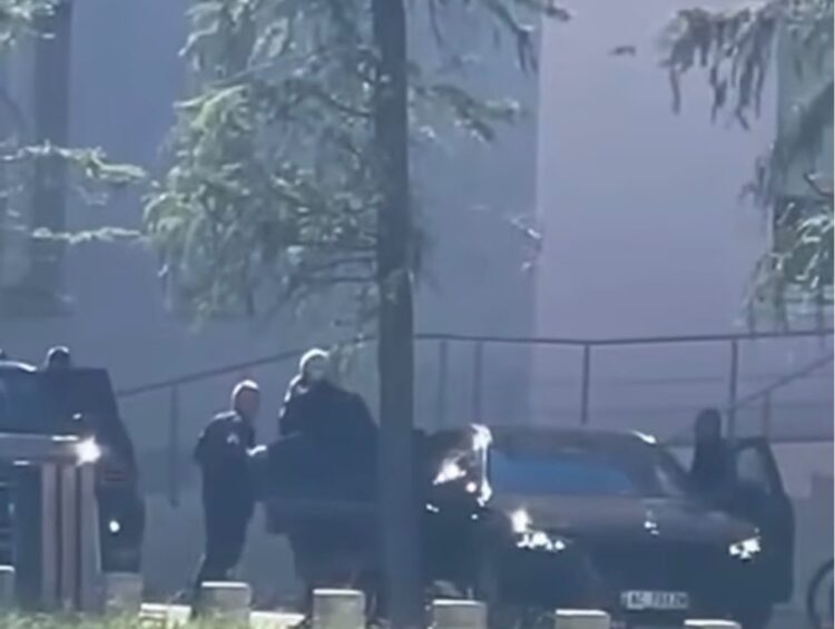 Rama me telefon në vesh, futet ‘fshehurazi’ në Kryeministri