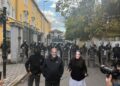 Të rinjtë protestues maskohen si Belinda Balluku dhe Edi Rama, ironizojnë thirrjet për dialog