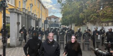 Të rinjtë protestues maskohen si Belinda Balluku dhe Edi Rama, ironizojnë thirrjet për dialog