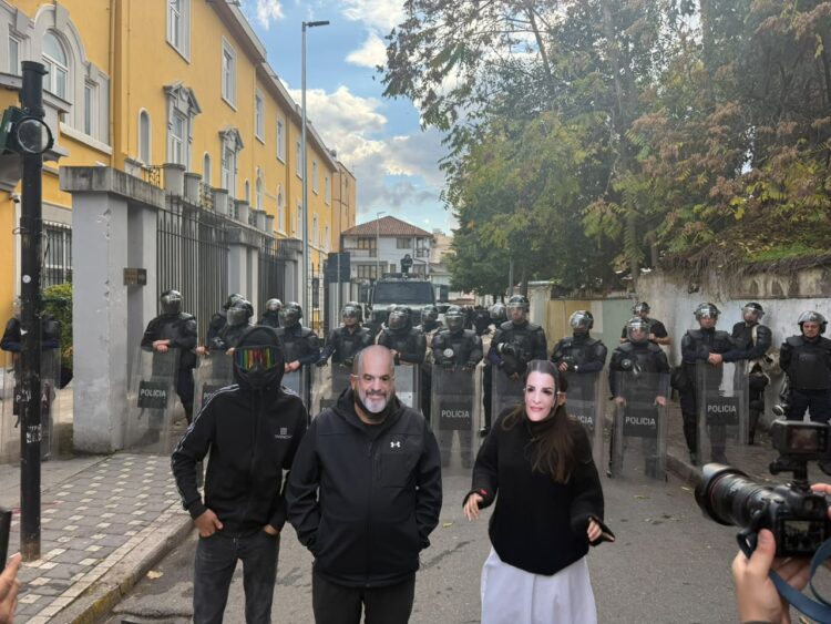 Të rinjtë protestues maskohen si Belinda Balluku dhe Edi Rama, ironizojnë thirrjet për dialog