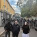 Të rinjtë protestues maskohen si Belinda Balluku dhe Edi Rama, ironizojnë thirrjet për dialog
