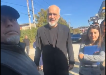 “O hajdut!” Banorët e zonës së ish-Uzinës e presin me protesta Ramën: Në burg do përfundosh