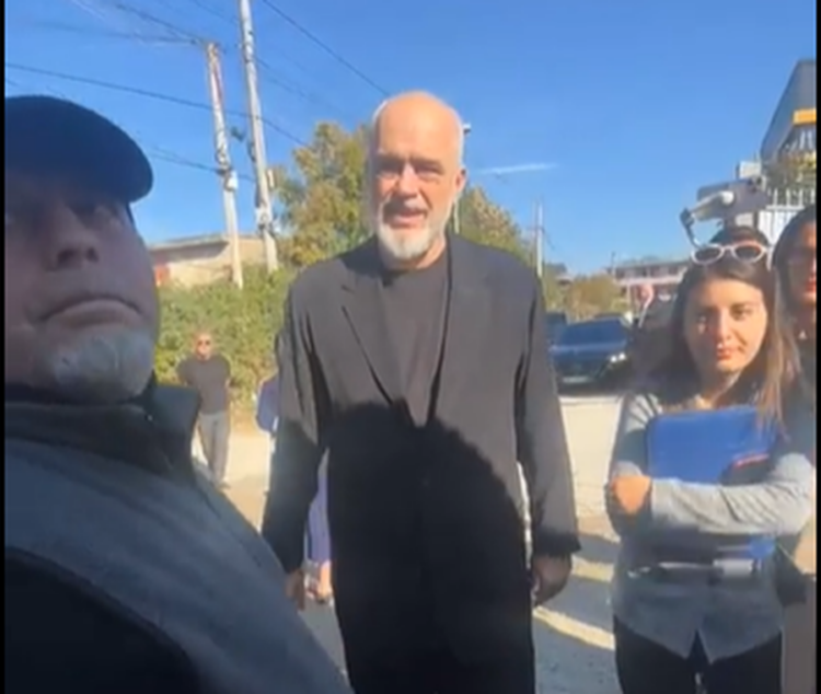 “O hajdut!” Banorët e zonës së ish-Uzinës e presin me protesta Ramën: Në burg do përfundosh
