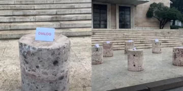 Rama provokon përsëri protestuesit për dialog, zëvendëson karriget me stola guri para Kryeministrisë