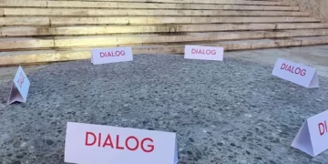 Rama provokon sërish, nxjerr tavolinën prej guri para Kryeministrisë për dialog me studentët