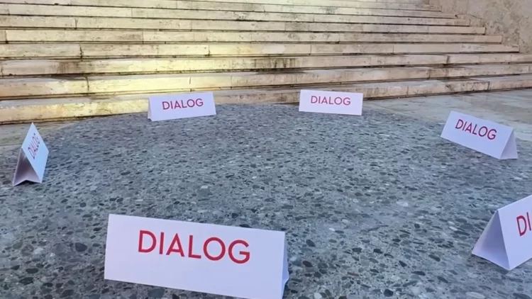 Rama provokon sërish, nxjerr tavolinën prej guri para Kryeministrisë për dialog me studentët