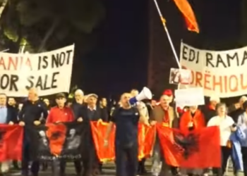 Protesta e 133-të kundër qeverisë/ Qytetarët marshojnë drejt Kryeministrisë, kërkojnë dorëheqjen e Ramës
