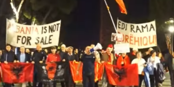 Protesta e 133-të kundër qeverisë/ Qytetarët marshojnë drejt Kryeministrisë, kërkojnë dorëheqjen e Ramës