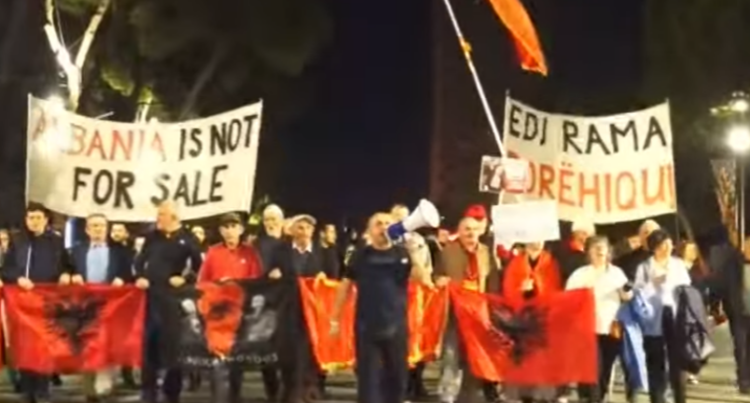 Protesta e 133-të kundër qeverisë/ Qytetarët marshojnë drejt Kryeministrisë, kërkojnë dorëheqjen e Ramës