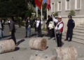 Të rinjtë zhvendosen te Kryeministria dhe rrëzojnë stolat e gurëve të Ramës: Nuk ka dialog, jep dorëheqjen!