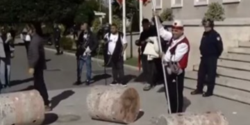Të rinjtë zhvendosen te Kryeministria dhe rrëzojnë stolat e gurëve të Ramës: Nuk ka dialog, jep dorëheqjen!