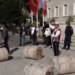Të rinjtë zhvendosen te Kryeministria dhe rrëzojnë stolat e gurëve të Ramës: Nuk ka dialog, jep dorëheqjen!