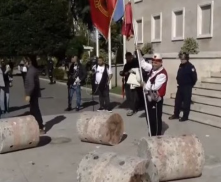 Të rinjtë zhvendosen te Kryeministria dhe rrëzojnë stolat e gurëve të Ramës: Nuk ka dialog, jep dorëheqjen!