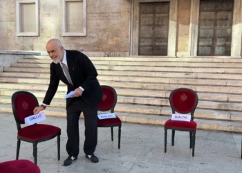 Pasi i kërcënon dhe i dhunon protestuesit, Rama i fton për dialog! Ata i lënë mbishkrimin: Jep dorëheqjen
