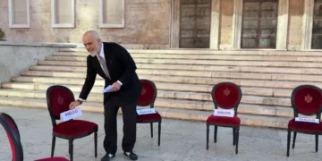 Pasi i kërcënon dhe i dhunon protestuesit, Rama i fton për dialog! Ata i lënë mbishkrimin: Jep dorëheqjen
