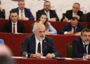 Rama kërcënon deputetët në mbledhjen e grupit të PS: Kush nuk voton Reformën territoriale le të ikë