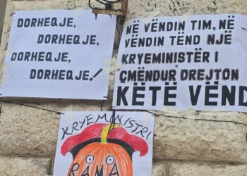 Rama vendosi sërish karrige jashtë Kryeministrisë, studentët i përgjigjen me kërkesën e prerë: Dorëheqje!