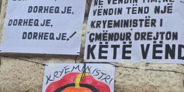 Rama vendosi sërish karrige jashtë Kryeministrisë, studentët i përgjigjen me kërkesën e prerë: Dorëheqje!