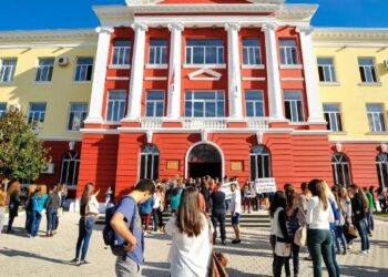Nis viti i ri akademik/ 120 mijë studentë në auditorët e Universiteteve, 20 mijë ulen për herëv të parë