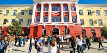 Nis viti i ri akademik/ 120 mijë studentë në auditorët e Universiteteve, 20 mijë ulen për herëv të parë